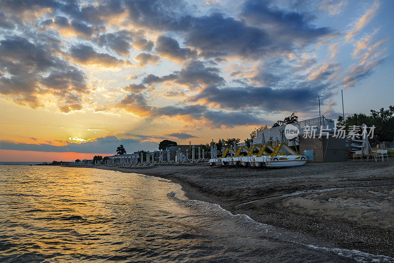 希腊Halkidiki, Gerakini村的日落。